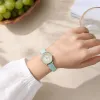 الساعة الخضراء الفاتحة مع ساعة كوارتينج القصيرة تشبه تقريباً الموضة details Picture